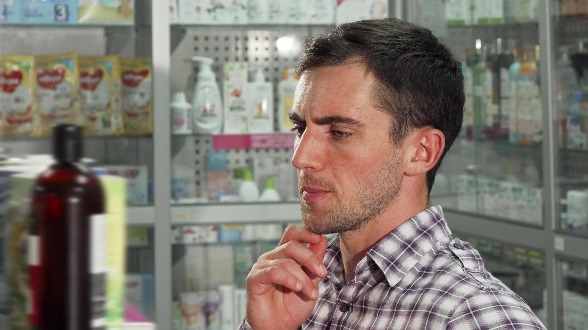 英俊的男人在药店检查货物销售情况视频的预览图