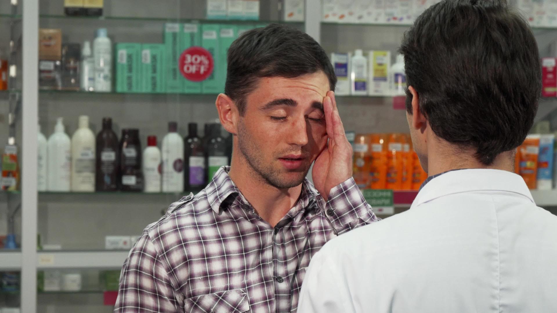 有吸引力的年轻男性购买头痛药视频的预览图