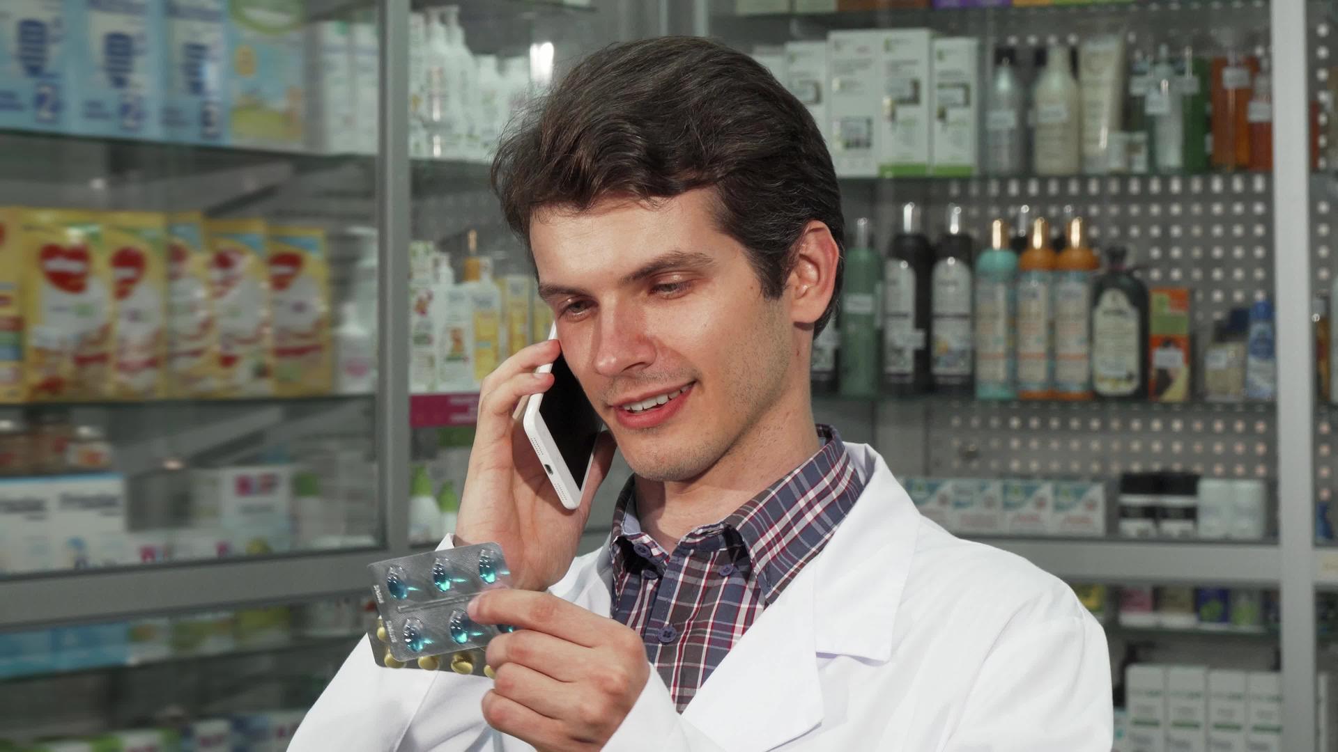 临床医生在电话里说话持有两瓶药片视频的预览图