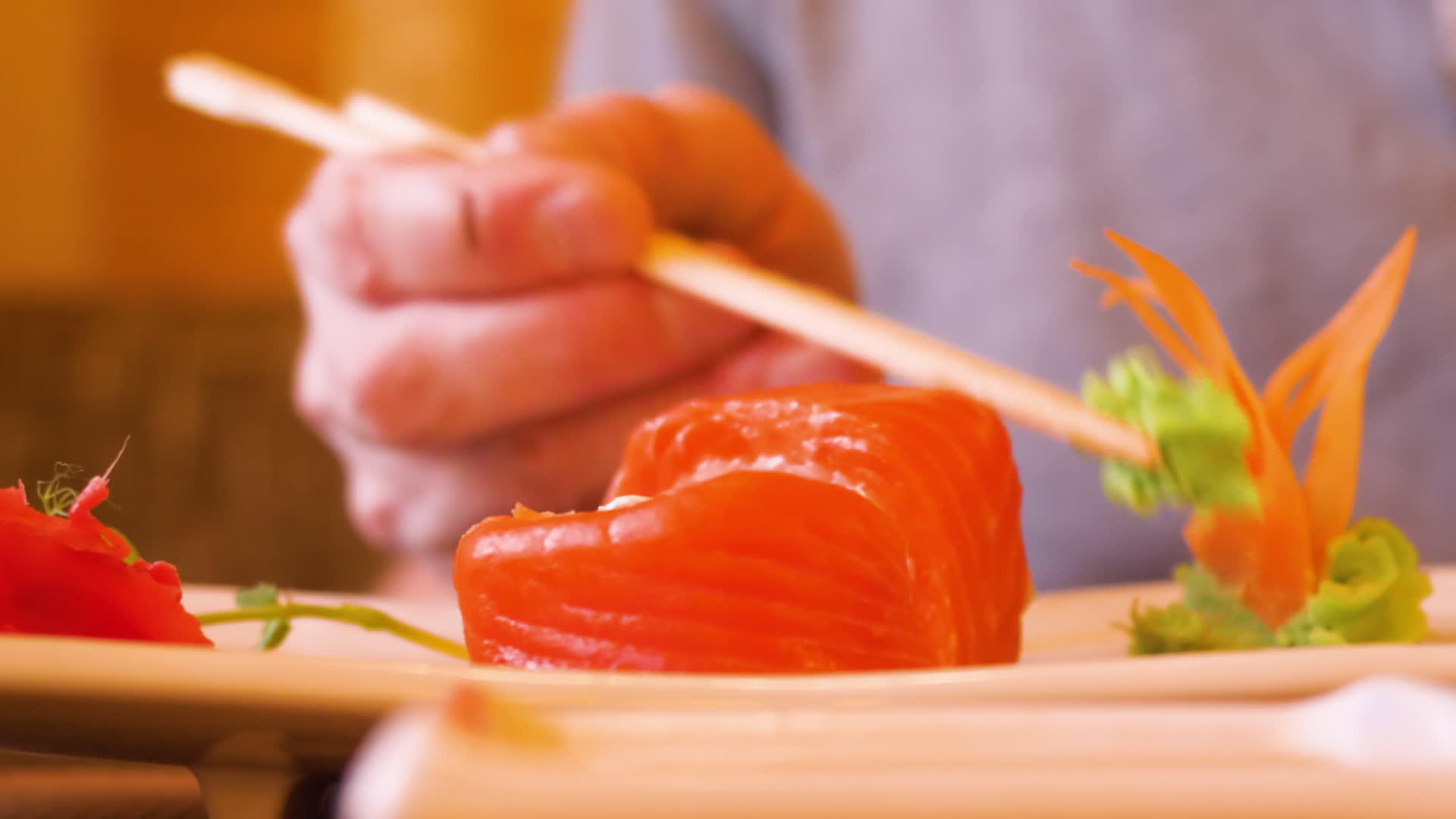 男人在传统的亚洲餐馆吃日本寿司卷和沙比视频的预览图