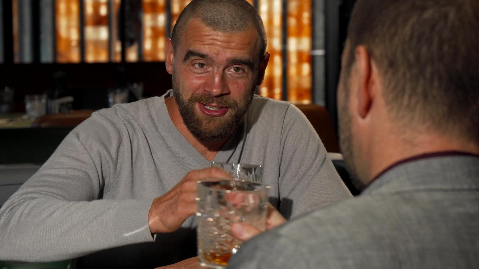 帅帅和他在酒吧的朋友喝威士忌杯视频的预览图