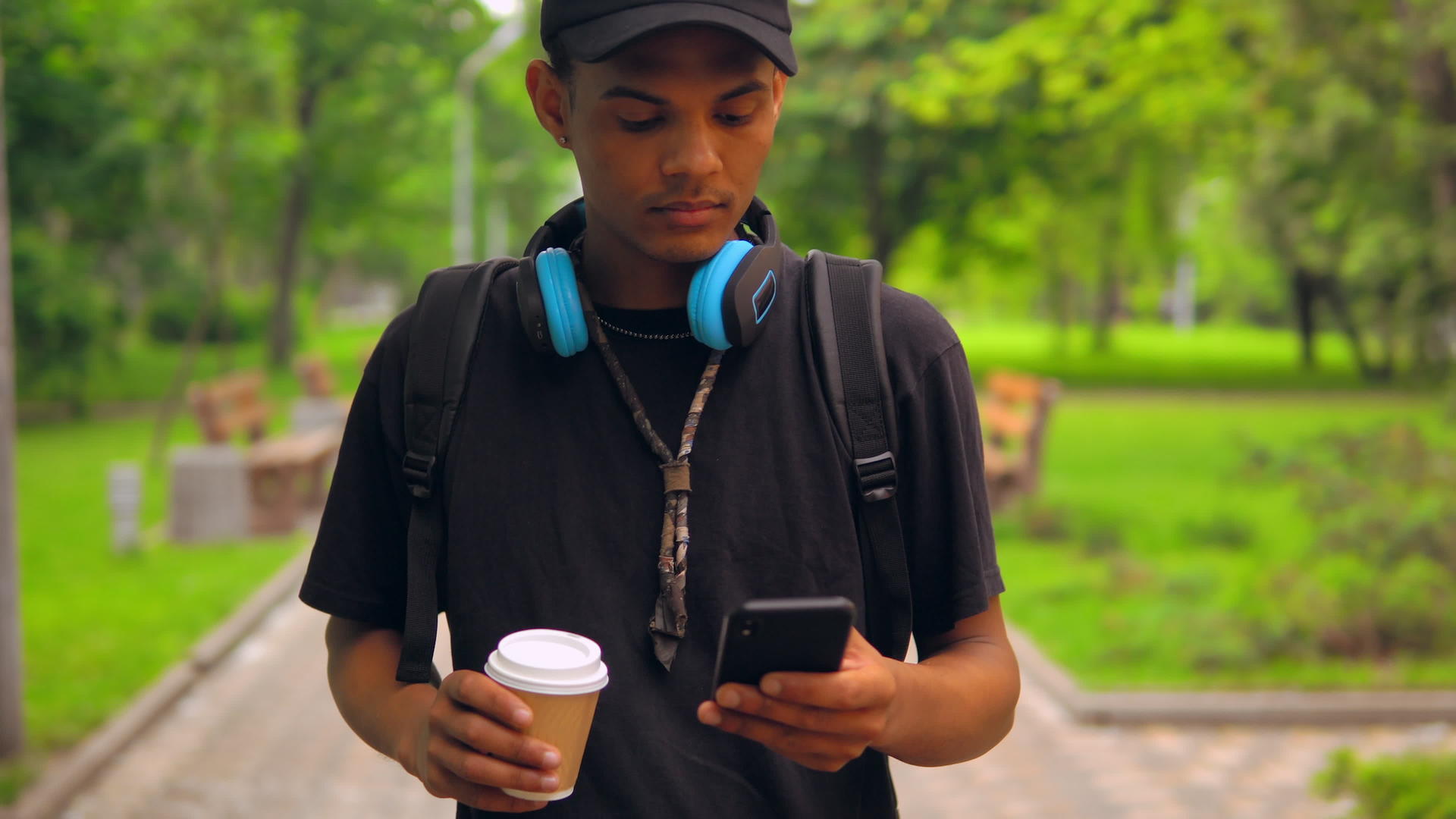 咖啡短信混合肖像男孩视频的预览图
