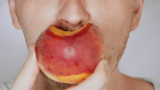 男人吃红桃子视频的预览图