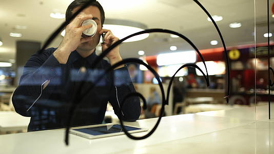 咖啡馆里有商店的商人在电话里聊天视频的预览图