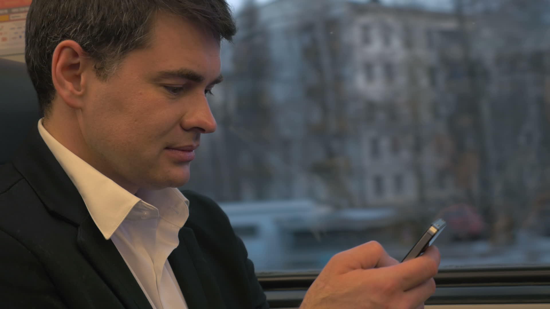 在火车上使用智能手机的商人视频的预览图