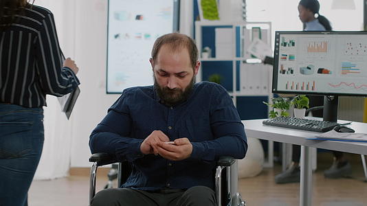 在工作期间在工作期间通过手机搜索年轻残疾雇员视频的预览图