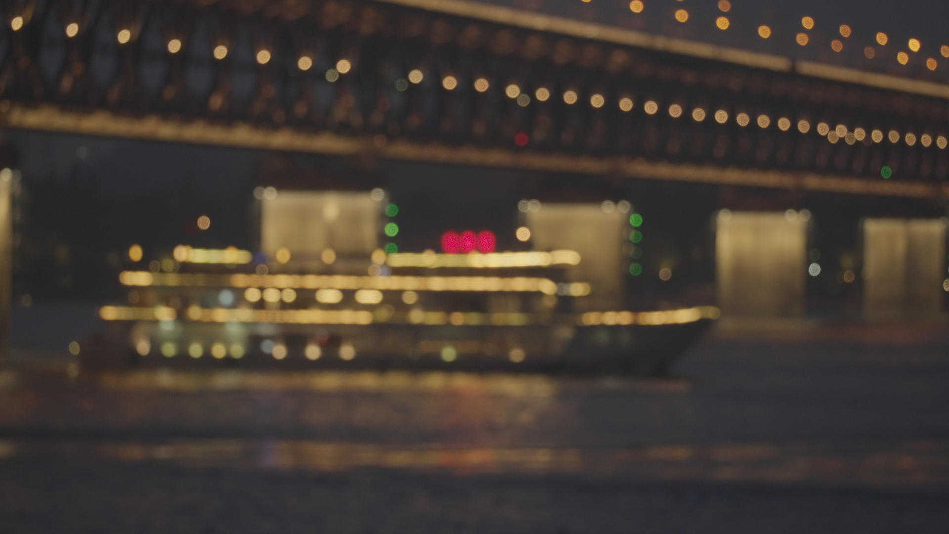 城市旅游交通长江上航行的客运游轮欣赏江景夜景4k素材视频的预览图