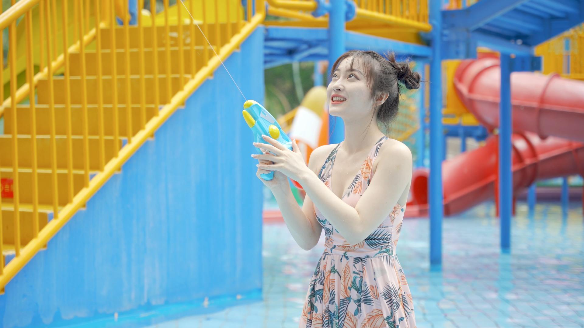 4k水上乐园游乐场少女戏水喷枪视频的预览图