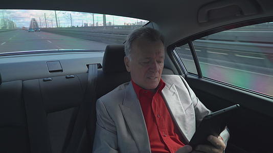 坐出租车在工作中驾驶企业家视频的预览图