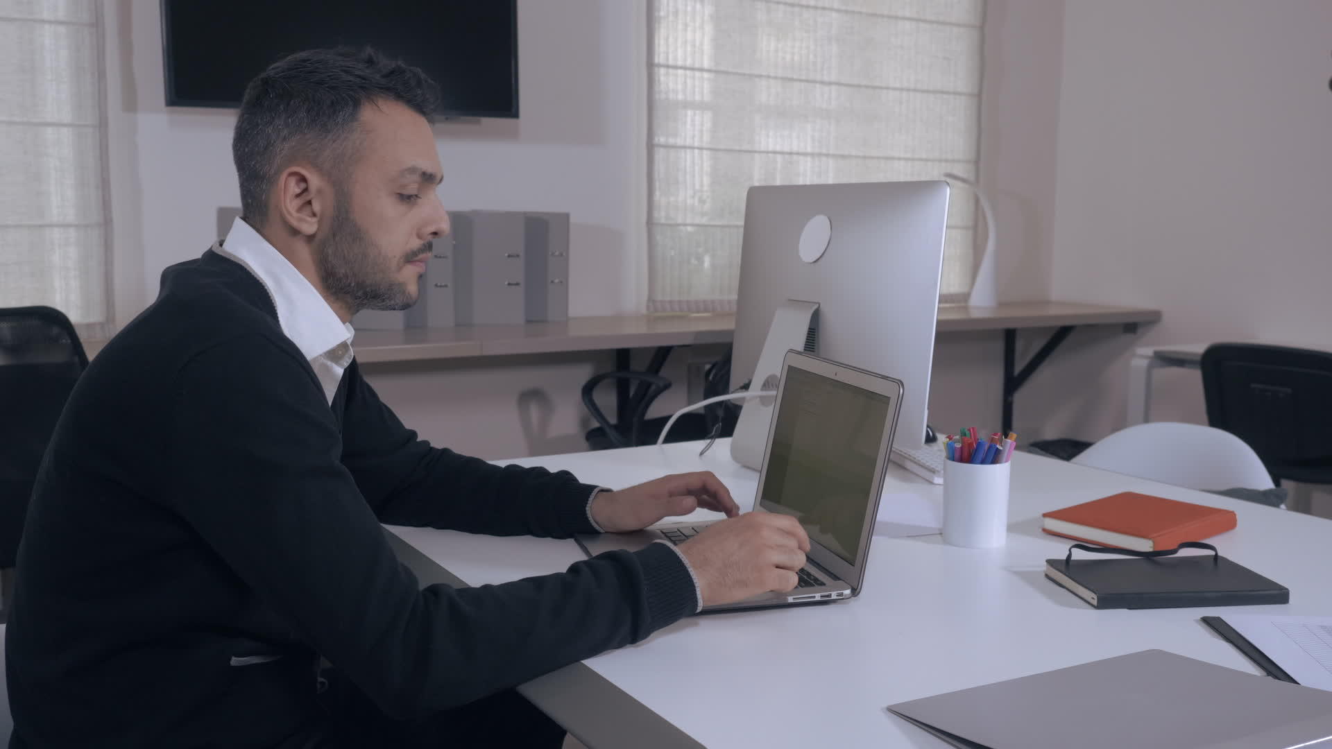 经理或企业家在白天用笔记本电脑工作视频的预览图