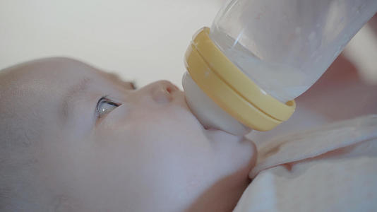 4k婴儿宝宝用奶瓶喝奶特写视频的预览图