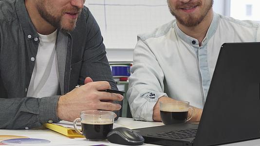 两名男性商业同事在咖啡上讨论工作时拍摄的一张照片视频的预览图