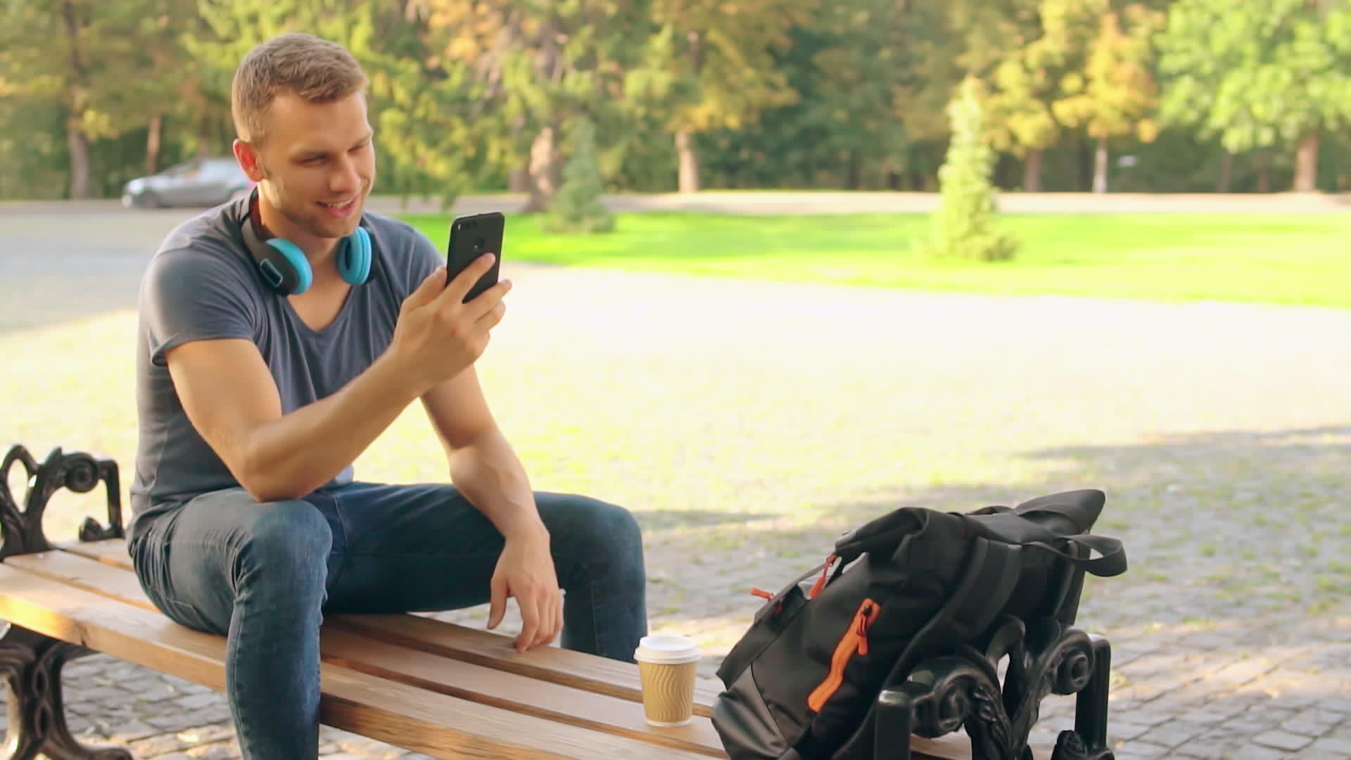 快乐的男人在公园里发短信视频的预览图