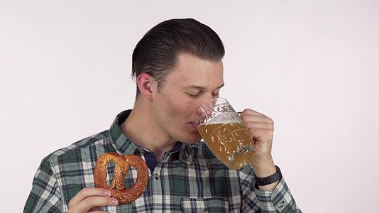 吸引人的年轻人开心地笑着喝着美味的啤酒手里拿着煎饼视频的预览图