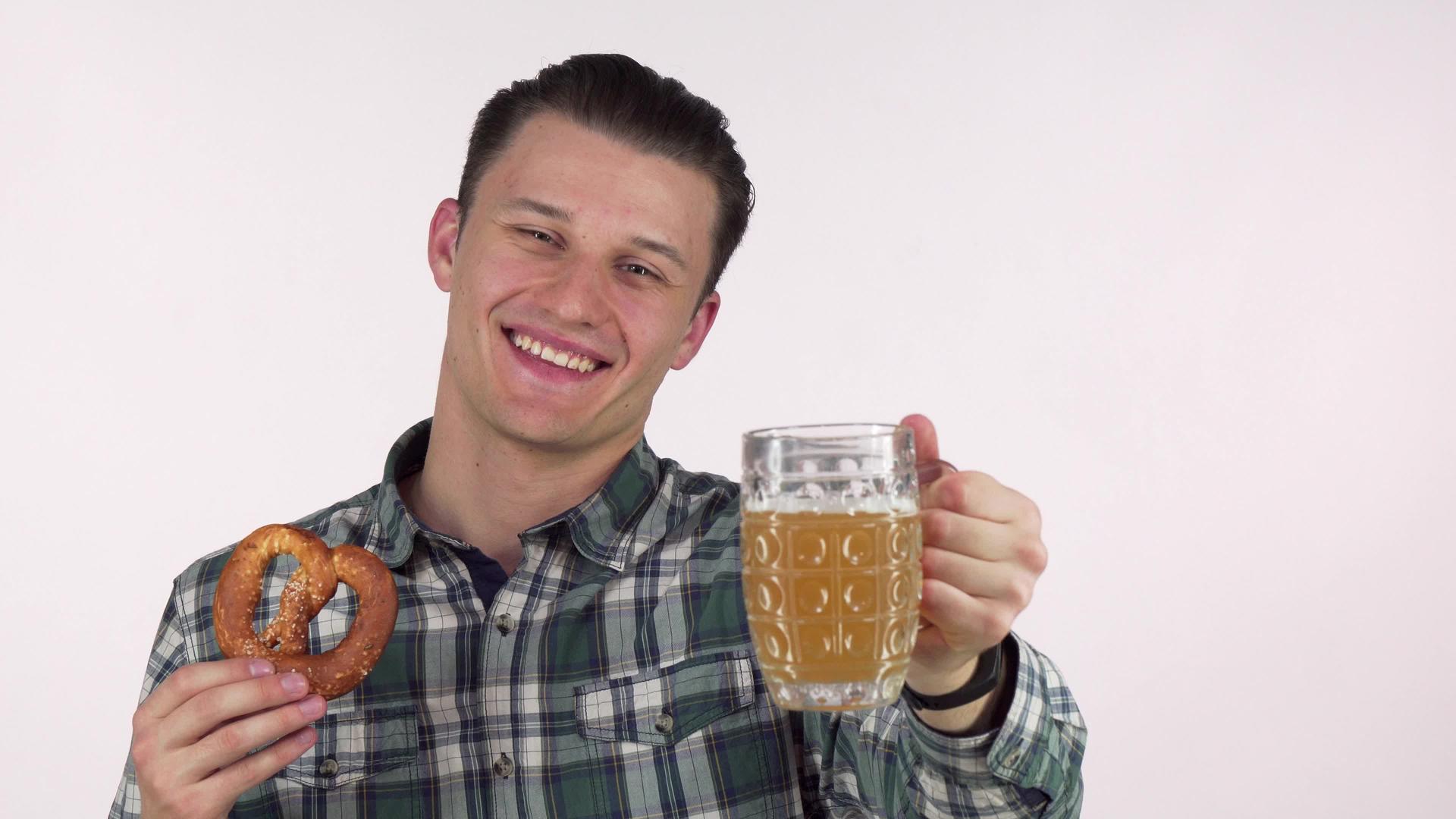 帅帅帅在镜头前拿着杯子喝着美味的啤酒视频的预览图