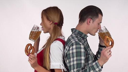 性感的巴伐利亚女人和她的男人用盐和胡椒粉啤酒视频的预览图