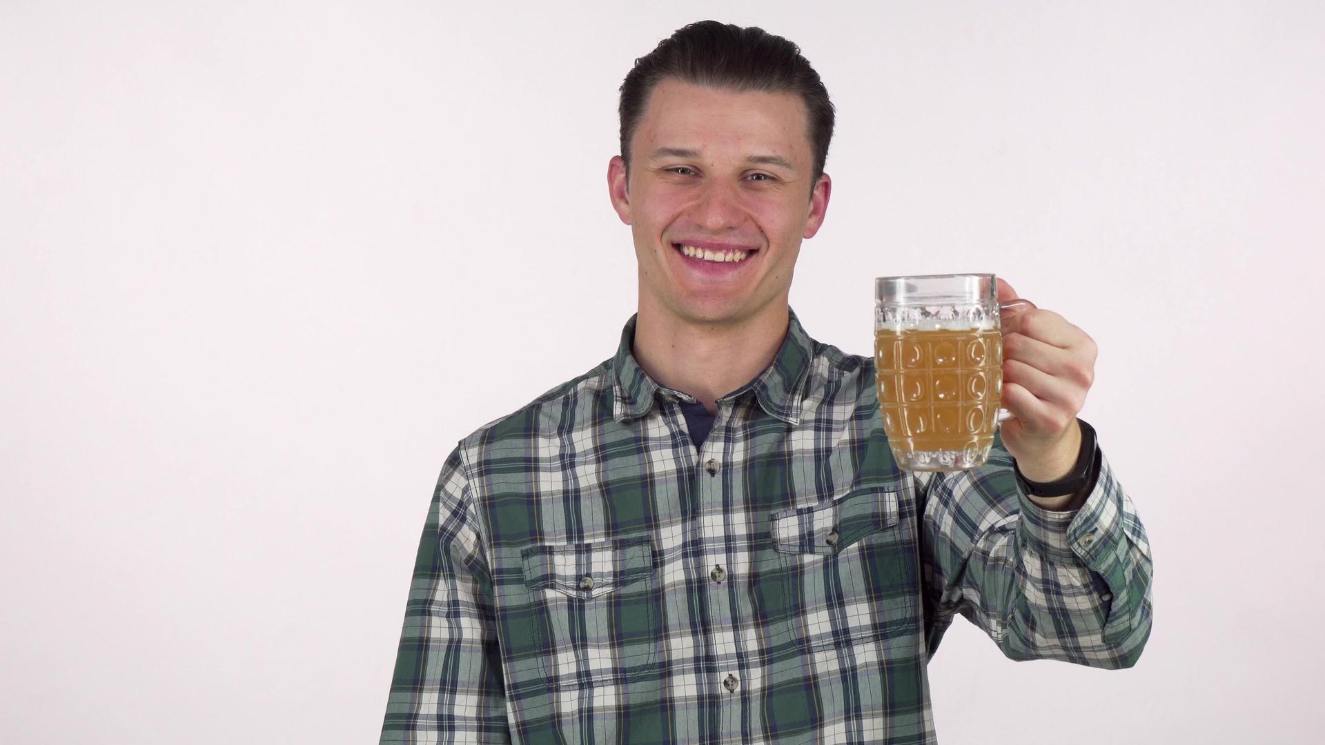 英俊的年轻人高兴地笑了把啤酒放在相机上视频的预览图