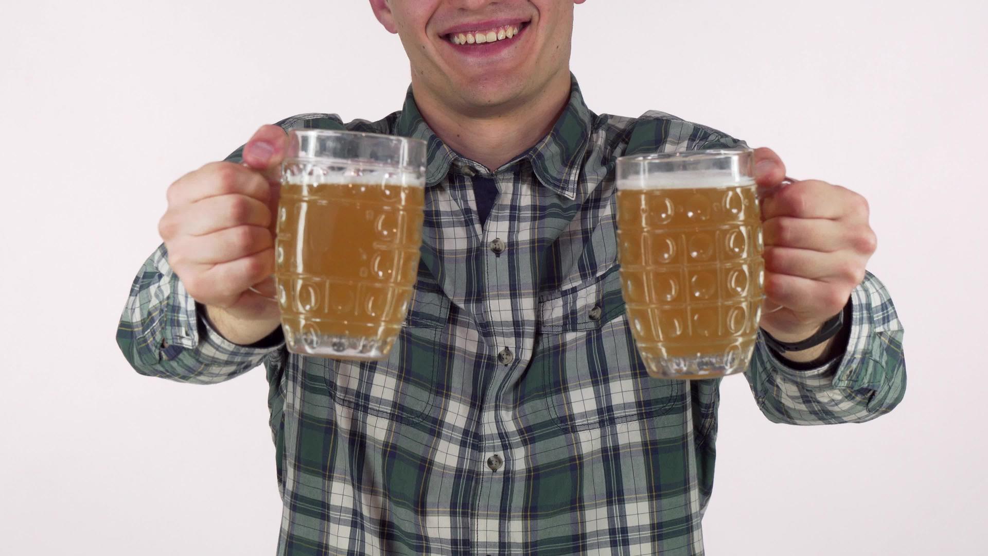 快乐的人微笑着拿着两个啤酒杯视频的预览图