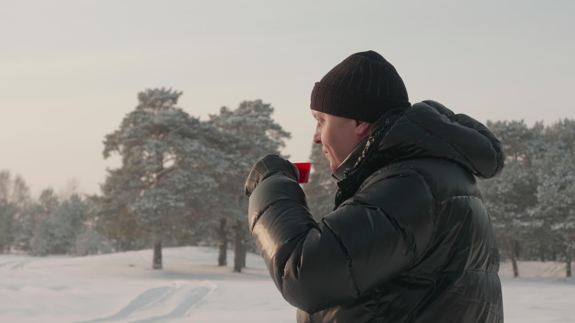 冬天公园里的男人喝热茶视频的预览图