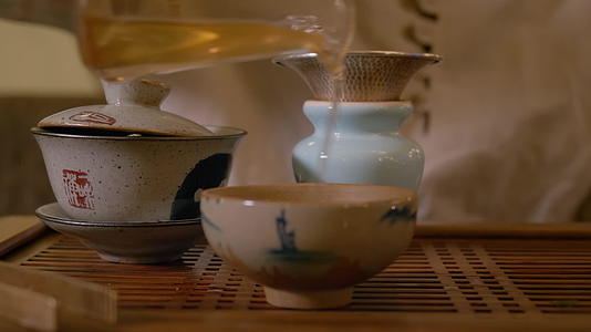 茶大师在碗里倒热茶和新鲜饮料视频的预览图
