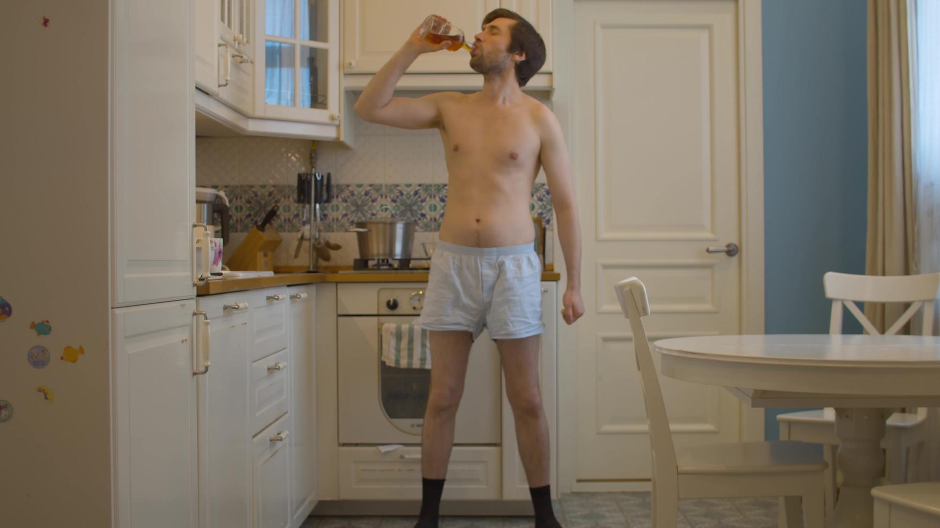 一个穿忌的男人穿着短裤和袜子视频的预览图