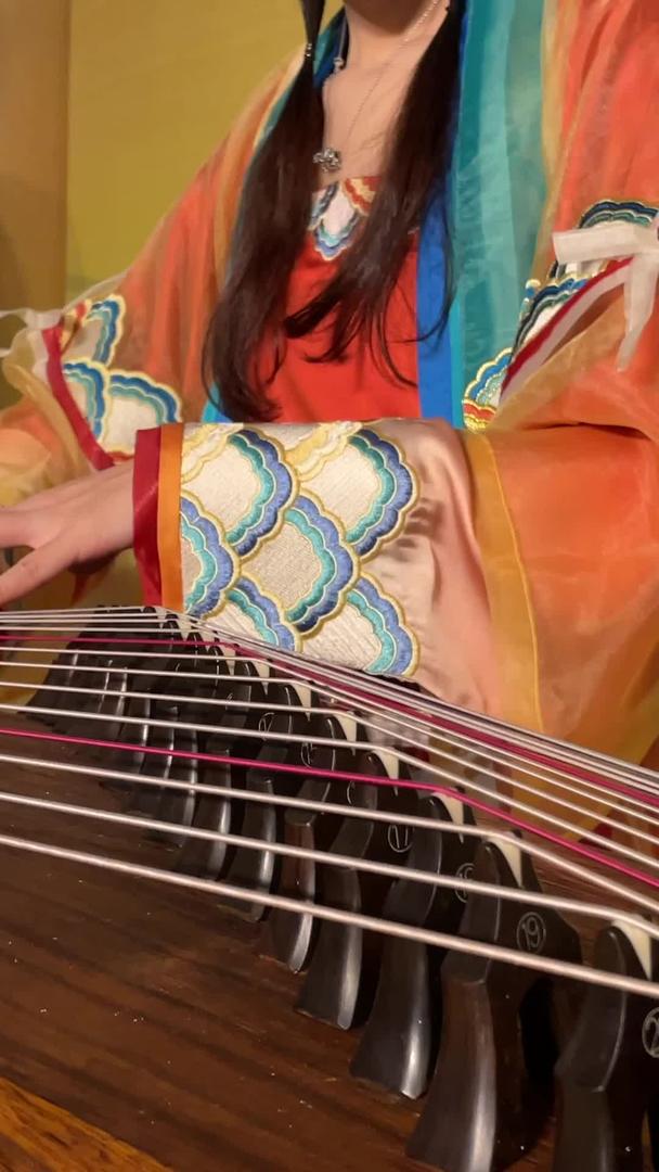 实拍中国风乐器古筝弹奏视频的预览图