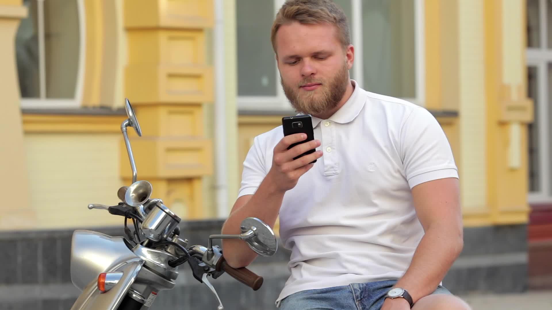 一名男子穿着摩托车留着长胡子视频的预览图