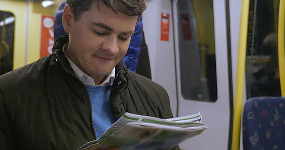 上下班的人和报纸花时间在地下火车上视频的预览图