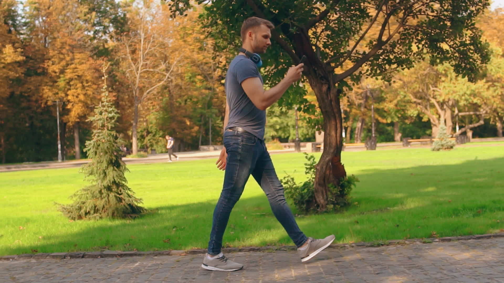 男人在城市公园散步视频的预览图