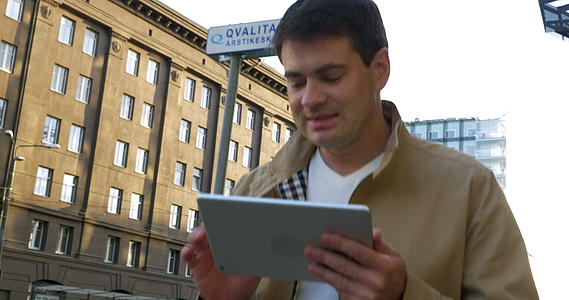 男人用平板电脑在城市里旅行视频的预览图