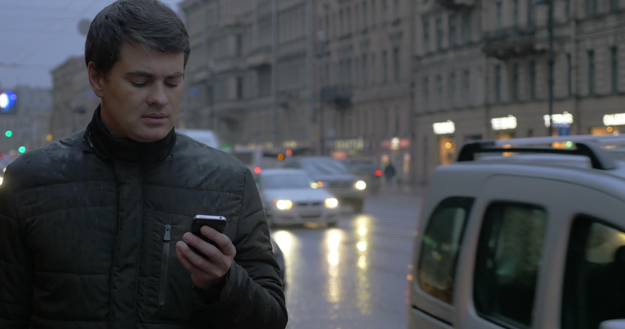 男人在雨夜用手机视频的预览图