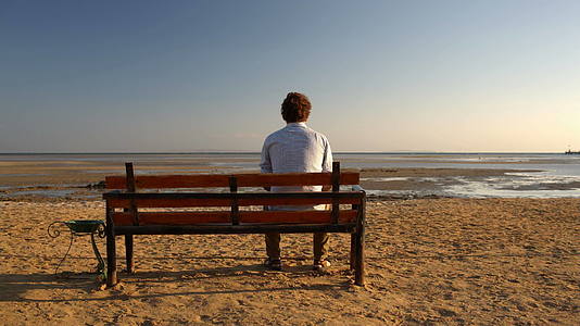 一个人坐在沙滩上视频的预览图