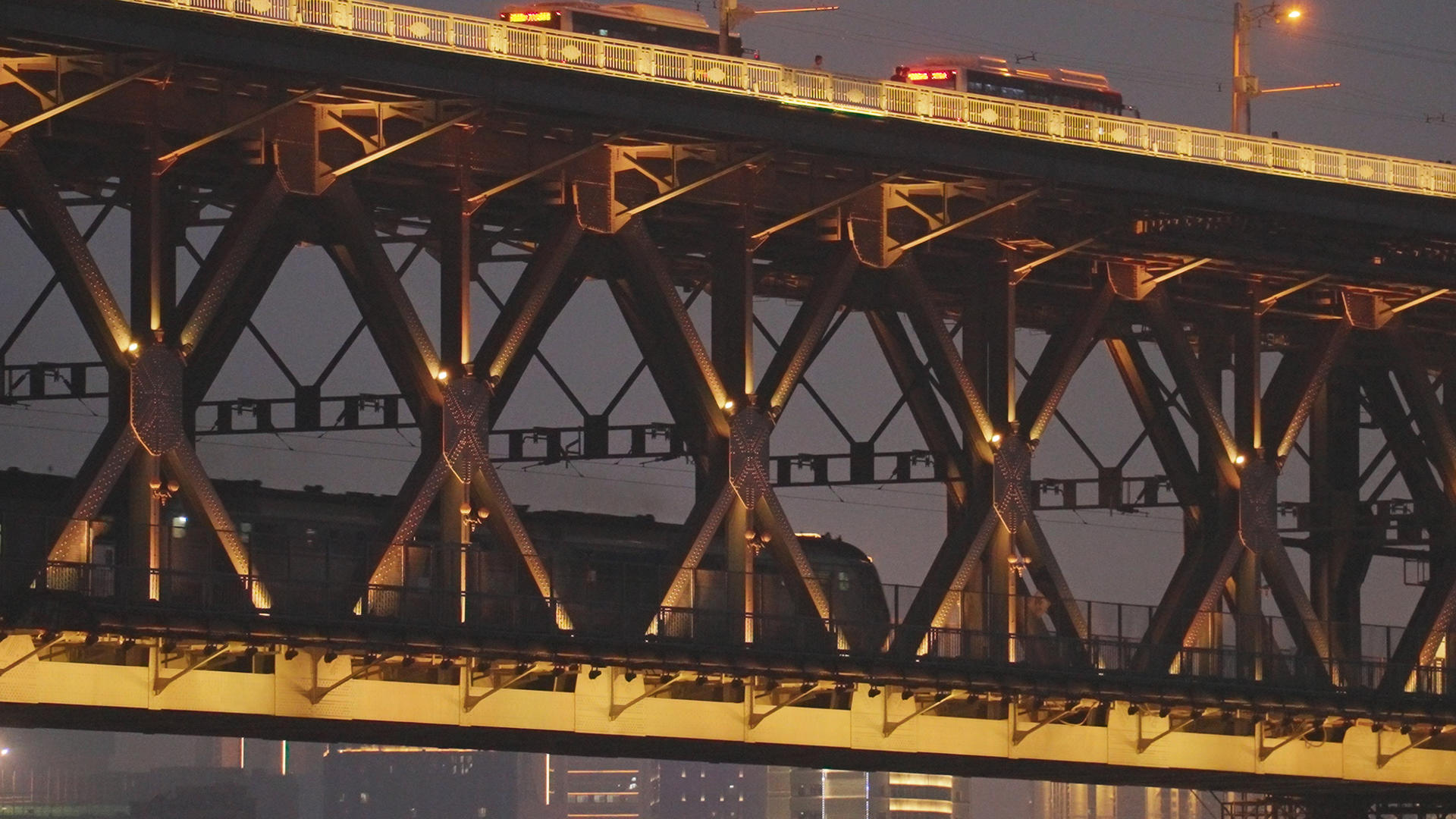 城市交通公铁两用跨江大桥上穿行的火车4k素材视频的预览图