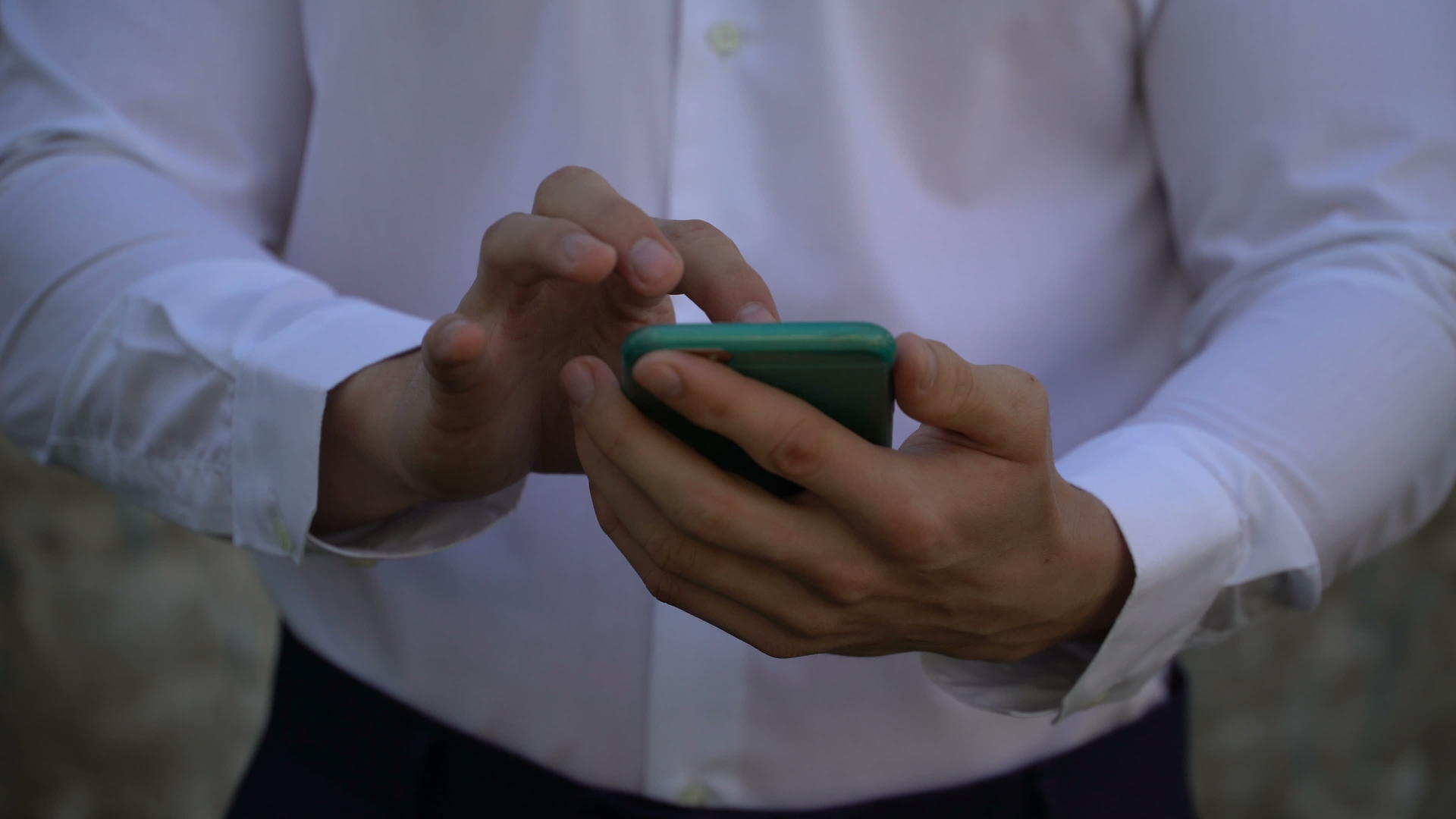 年轻商人在社交网络上使用智能手机进行交流b视频的预览图