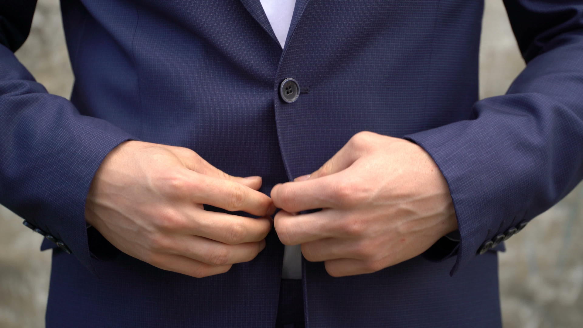 男人扣紧夹克的纽扣视频的预览图