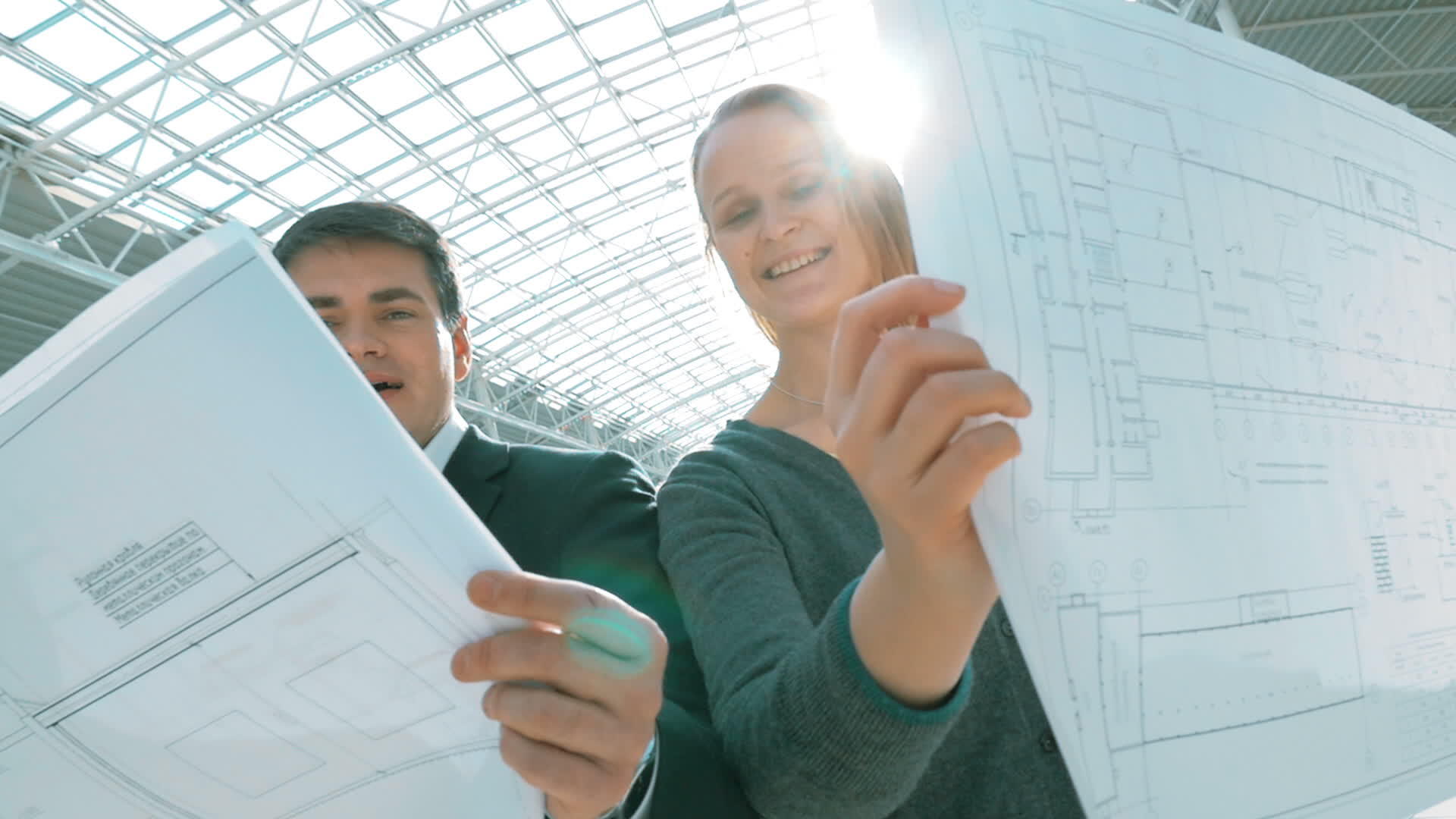 建筑批准时微笑的工程师视频的预览图