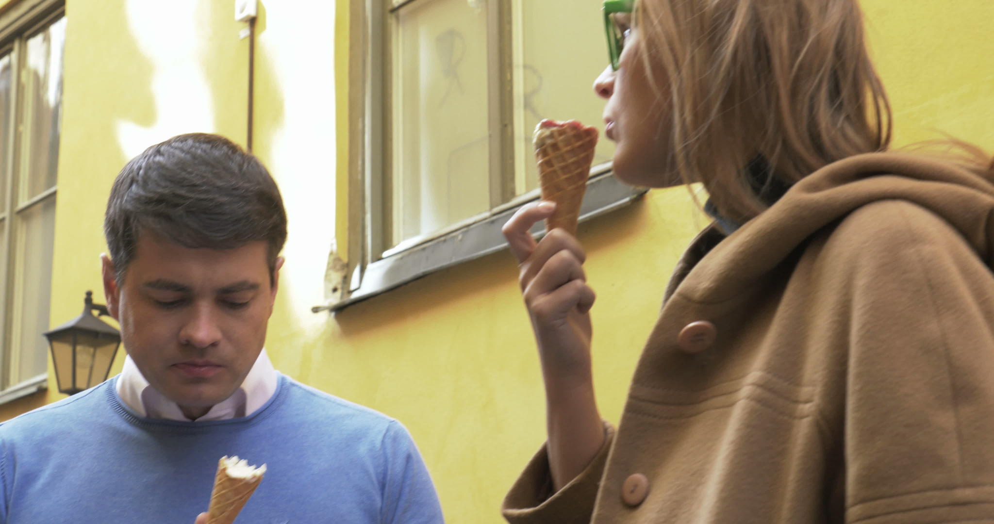 户外吃冰淇淋的人视频的预览图