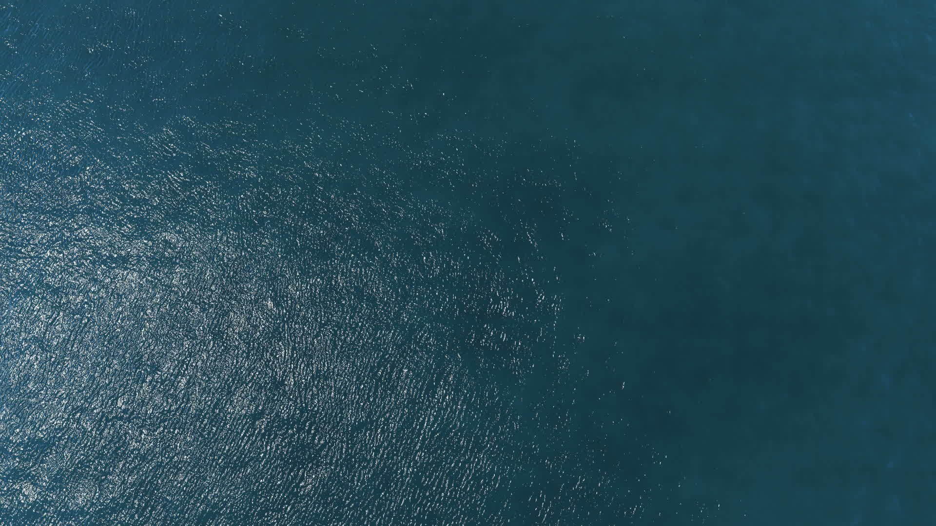 3D缓慢的动作飞过受干扰的海洋表面视频的预览图