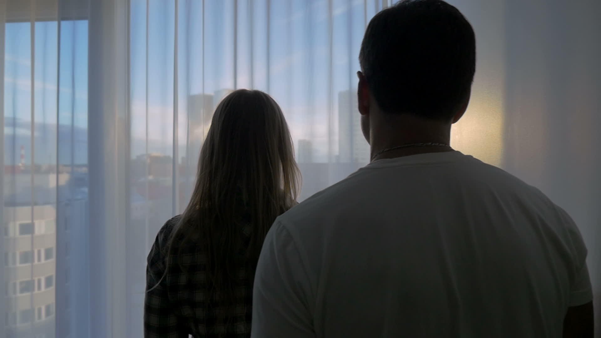几对夫妇紧紧地抱在窗户旁边视频的预览图