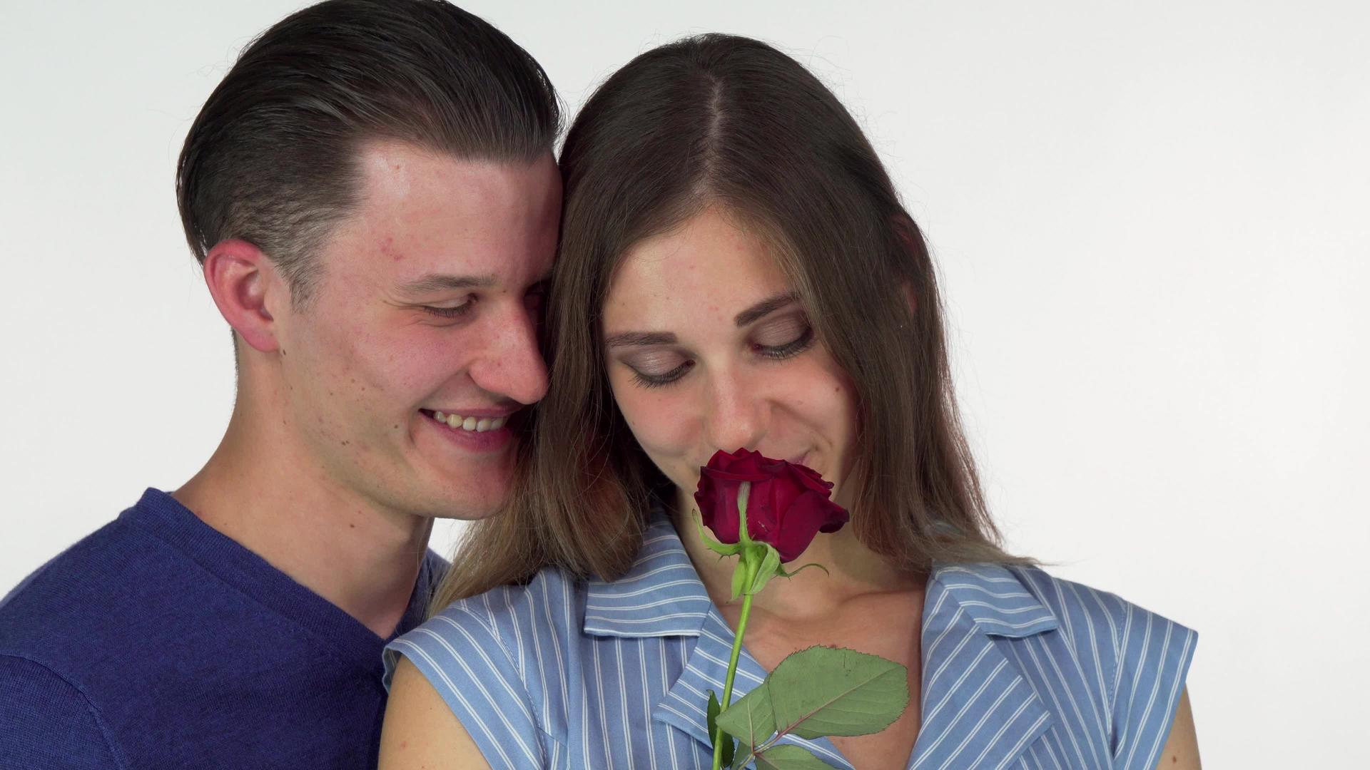 美丽的女人闻到玫瑰的味道她的男朋友给了她视频的预览图
