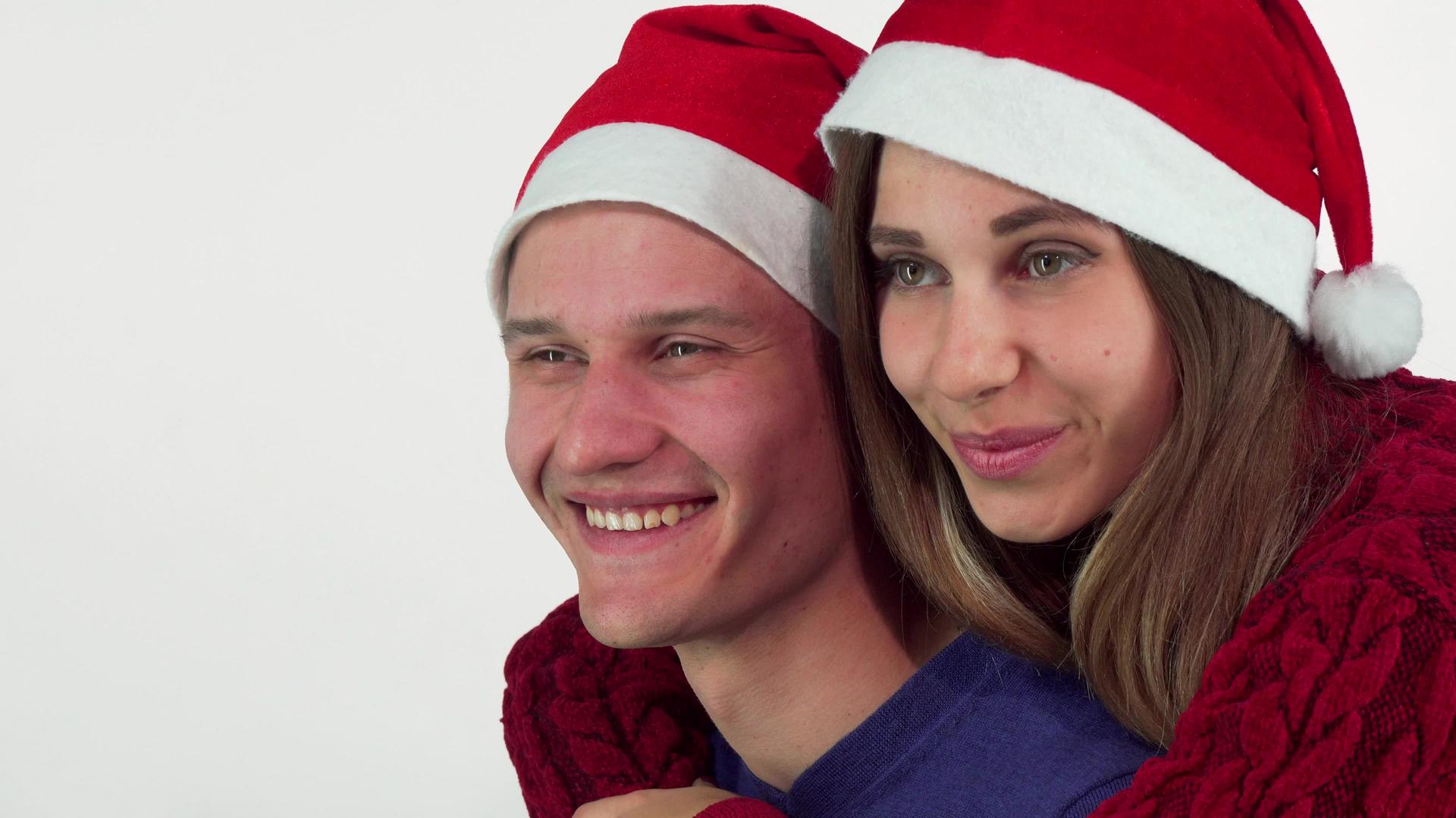 一对美丽的圣诞快乐的情侣笑着看着远处视频的预览图