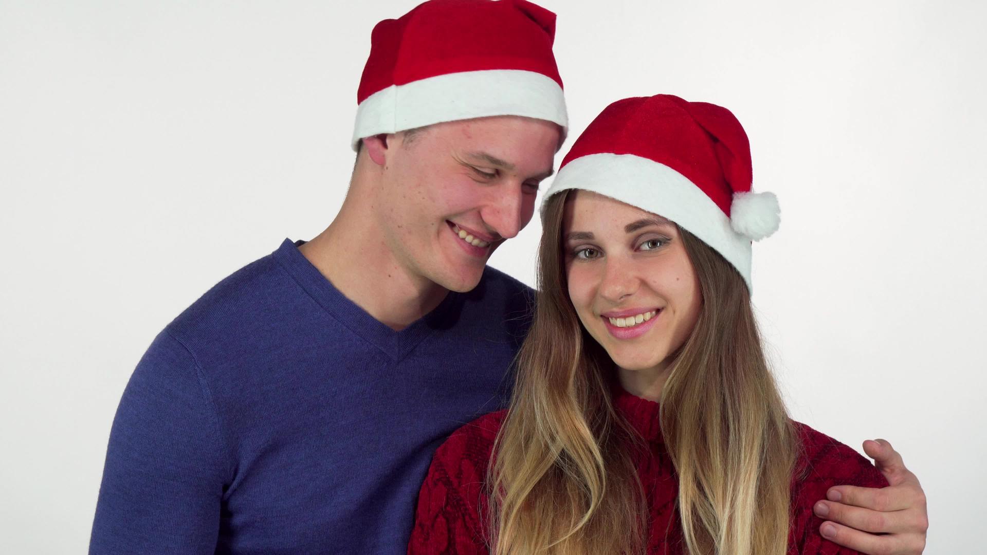 快乐英俊的男人送给他美丽的女朋友圣诞礼物视频的预览图