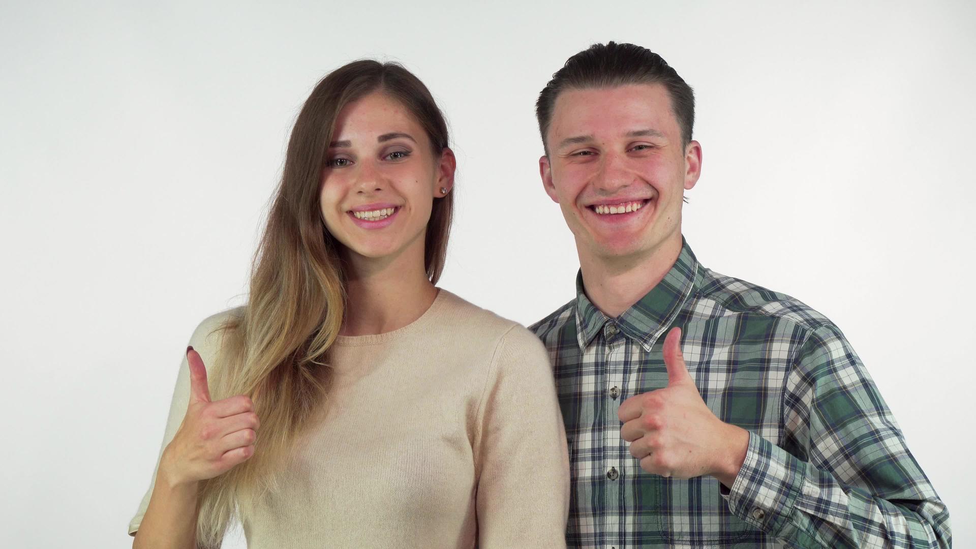 快乐的年轻夫妇对着镜头微笑举起拇指视频的预览图