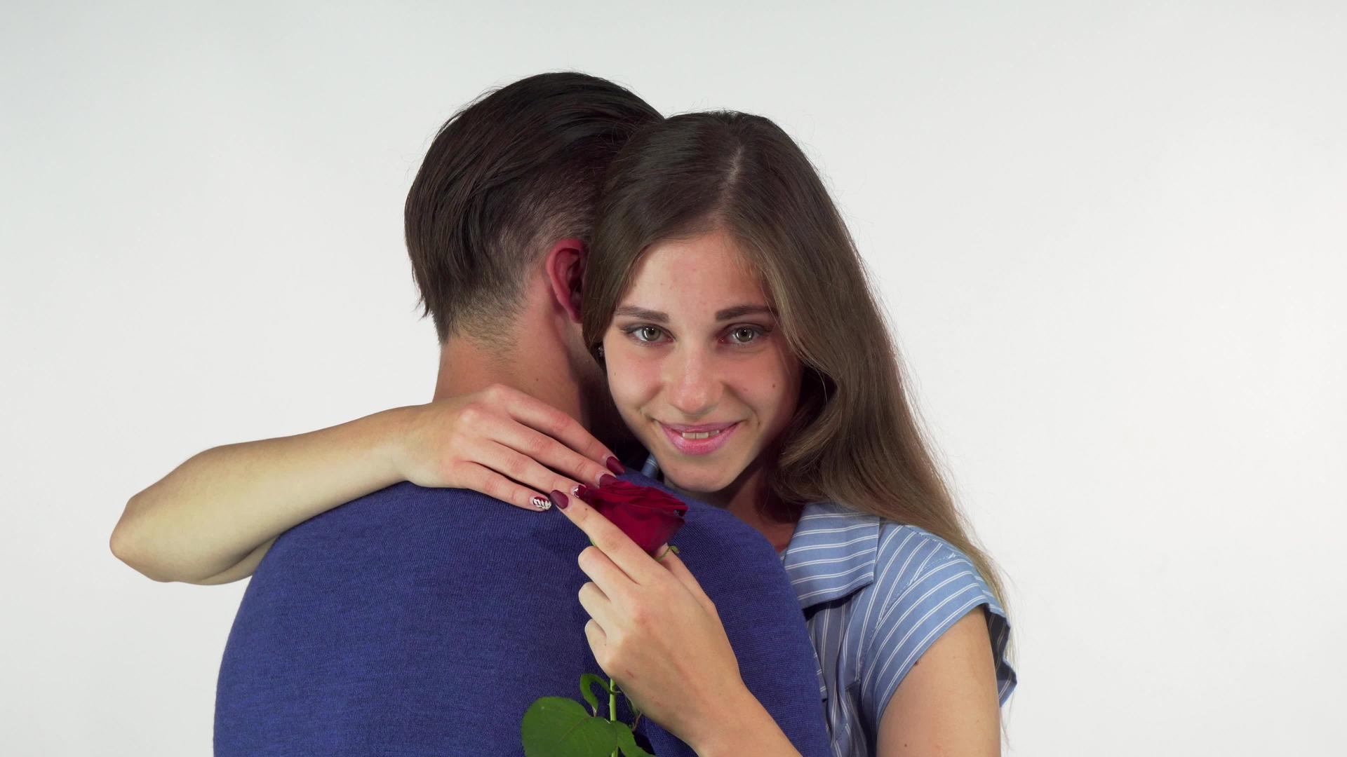 快乐的女人拥抱她深爱的男朋友拥抱他送给她的一朵花视频的预览图