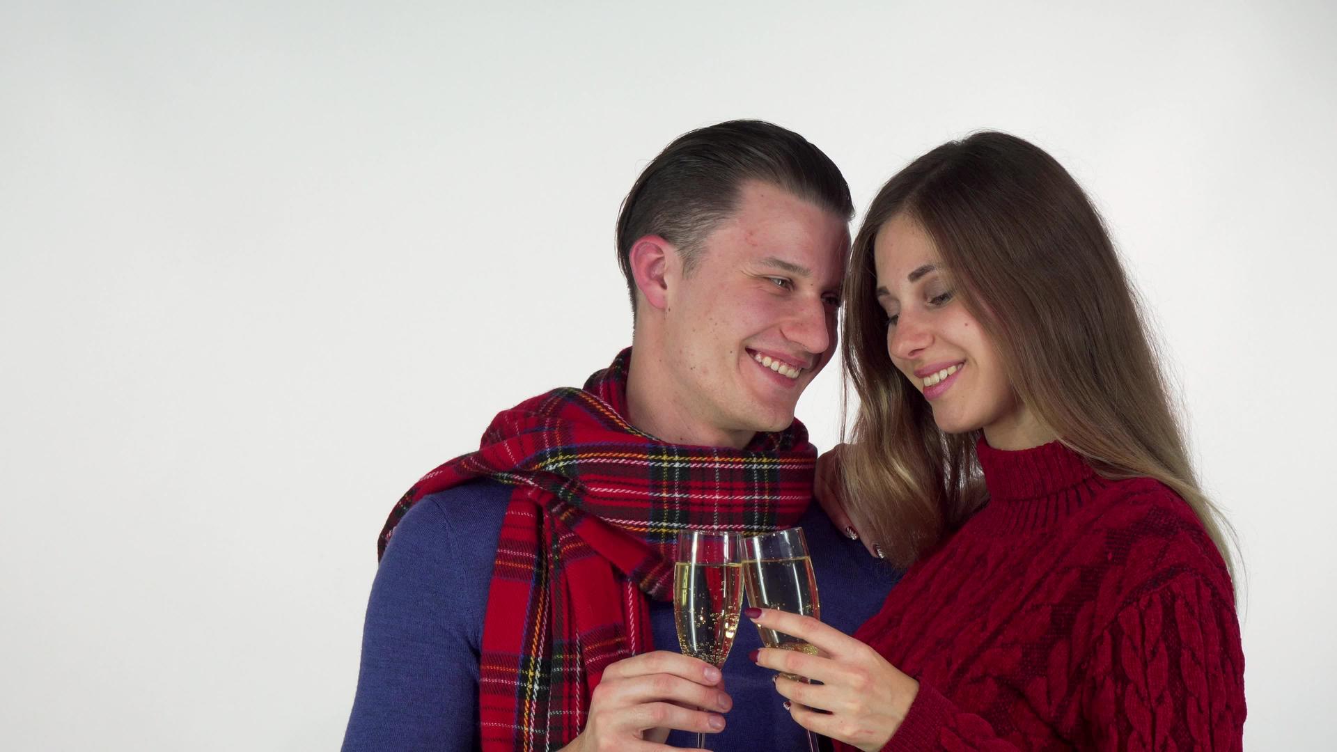 快乐的情侣们在冬衣里庆祝一些用香槟杯包着的东西视频的预览图