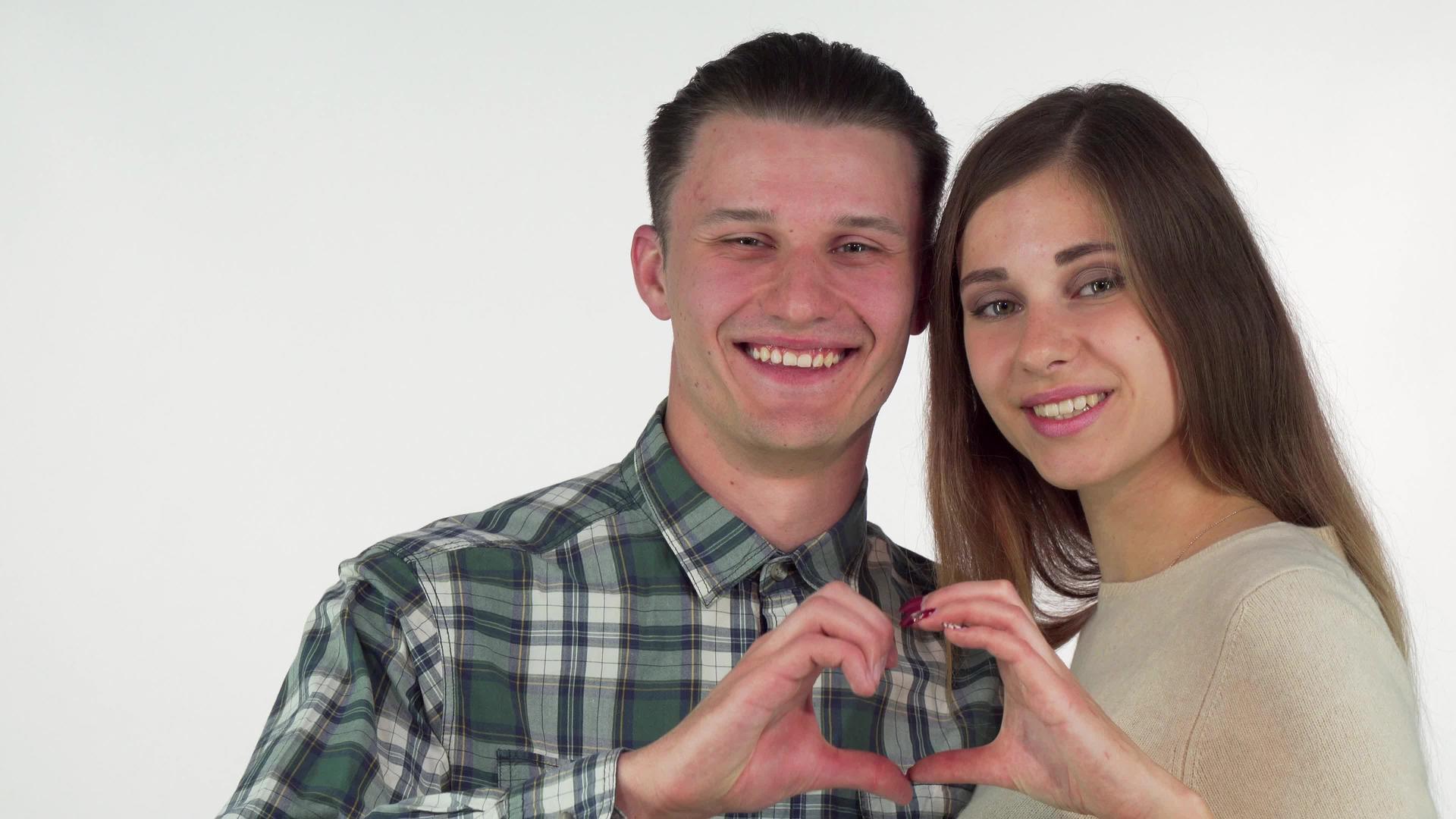 快乐的年轻夫妇用双手微笑着微笑视频的预览图