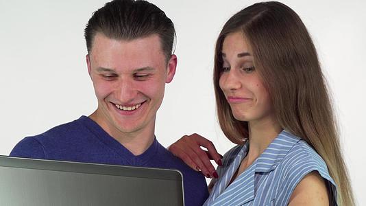 幸福的夫妻用笔记本电脑开心地微笑视频的预览图