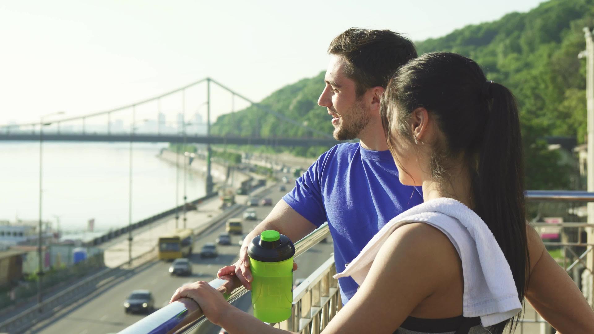 一对可爱的运动夫妇在城市早上锻炼后放松视频的预览图
