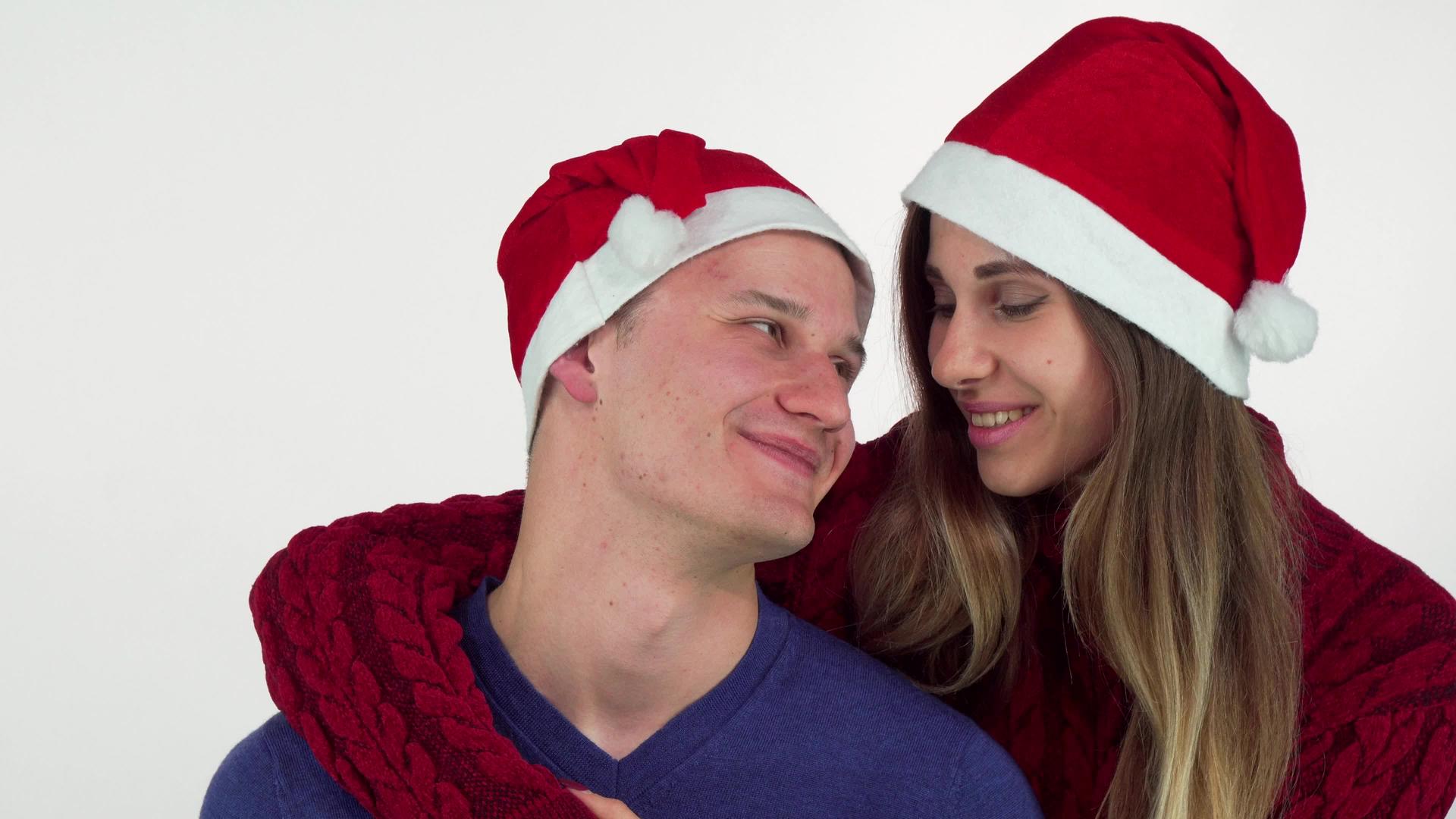 拥抱和微笑的圣诞快乐情侣视频的预览图