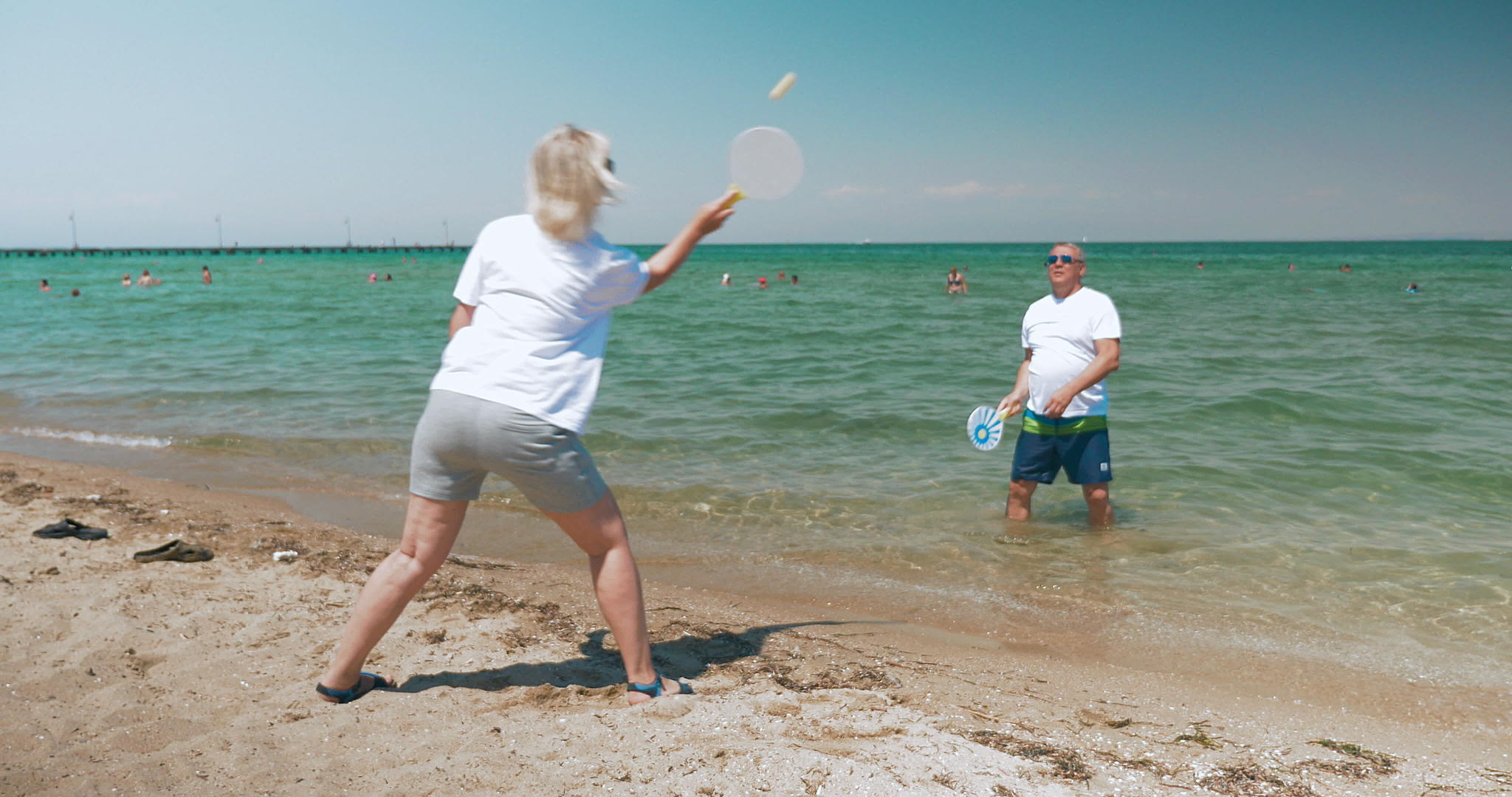 成年夫妇在海滩上打滚球视频的预览图